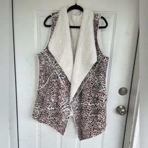 Lulaore Marlow Vest Leopard Print Sherpa Lined Soft Fluffy Cozy Vest size L